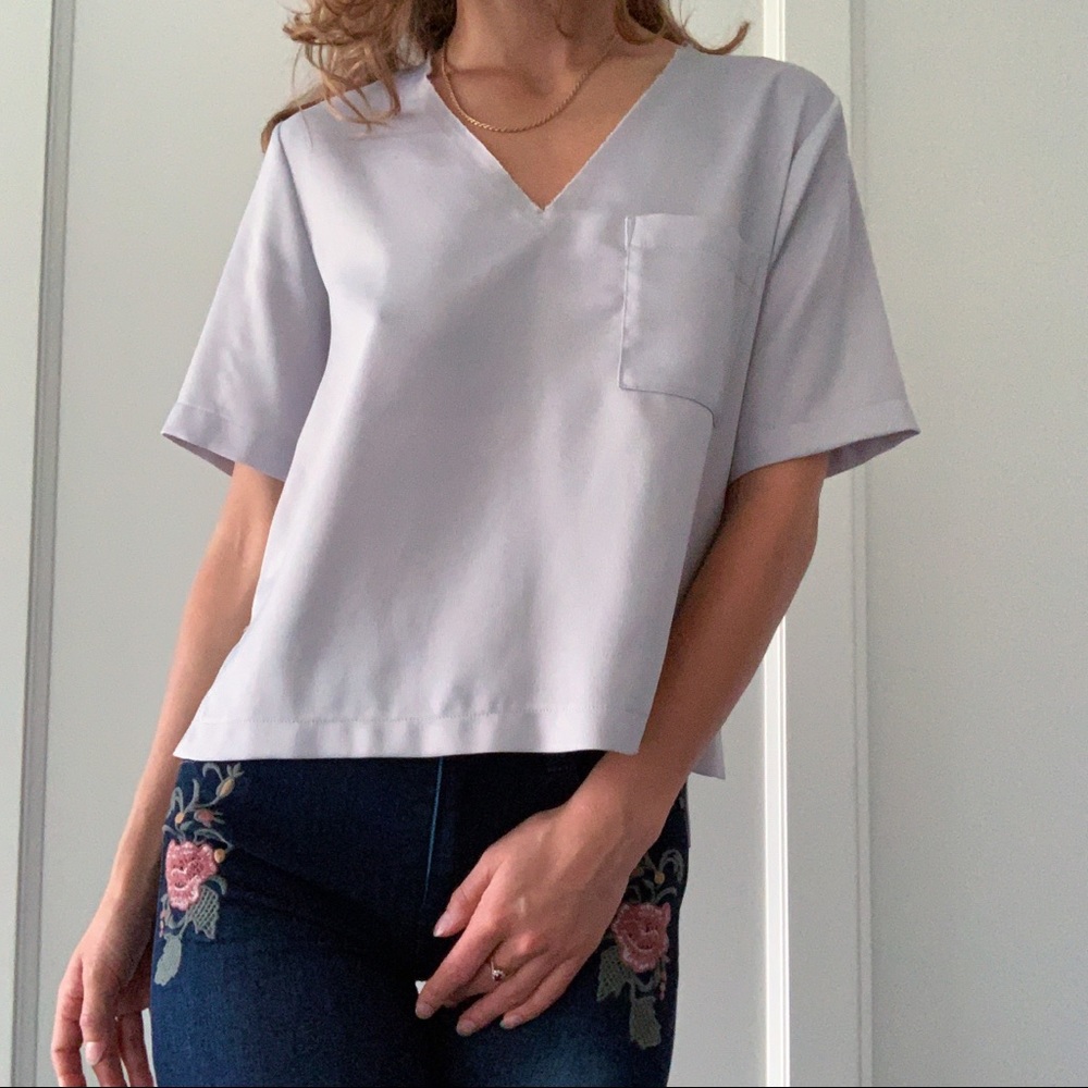 free with purchase | silky v-neck t-shirt blouse ⚪️